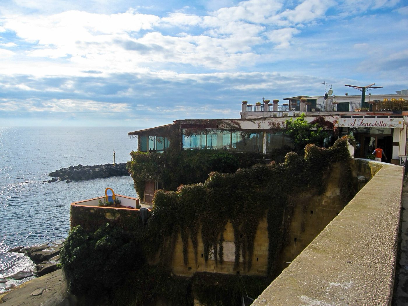 Marechiaro, borgo di pescatori e caletta per il bagno sulla costa di Posillipo a Napoli