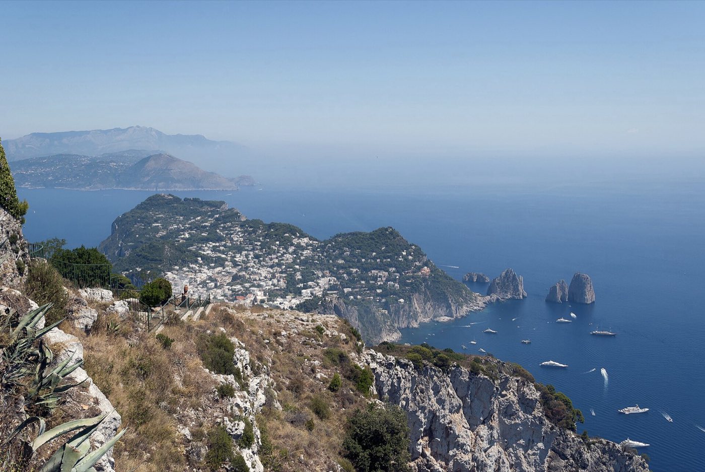 I Faraglioni al largo della costa di Capri visti dal mare