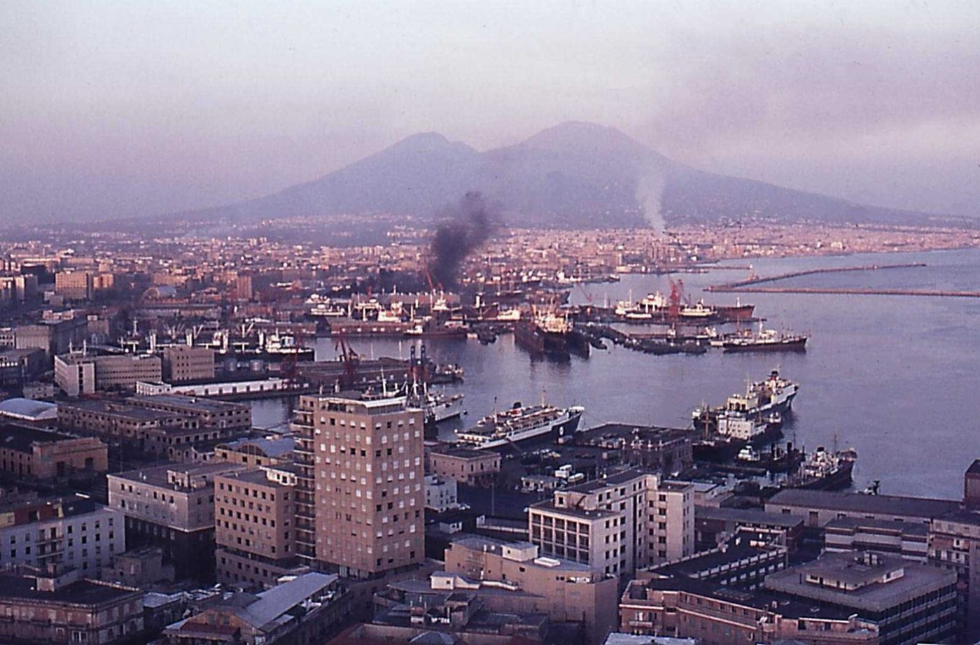 Il porto del Molo Beverello a Napoli con il Vesuvio dall'altra parte del golfo