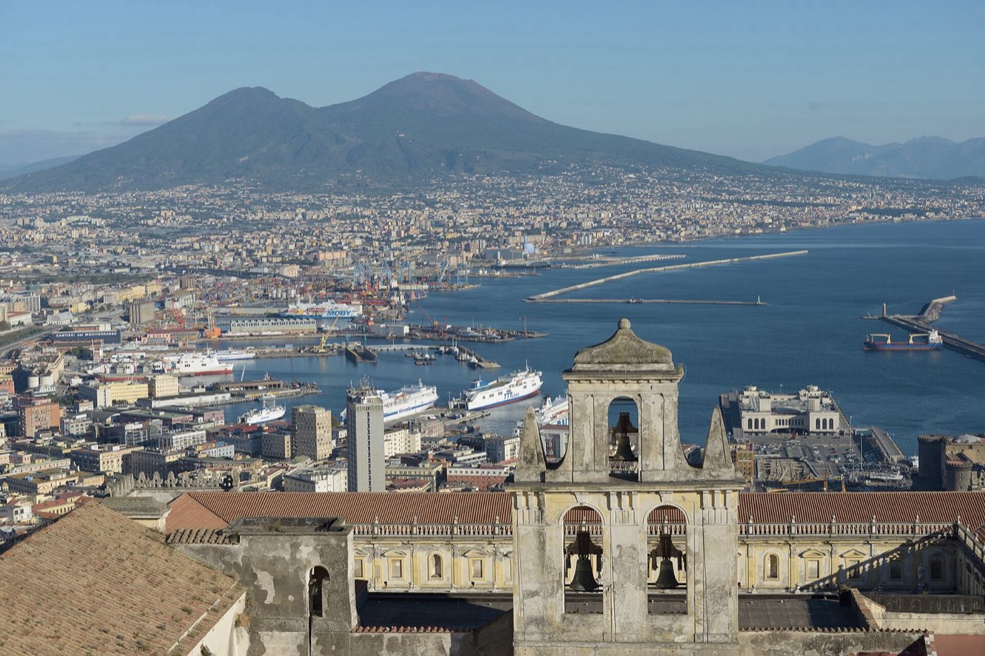 Panorama di Napoli con il porto e il Vesuvio visti da Castel Sant'Elmo