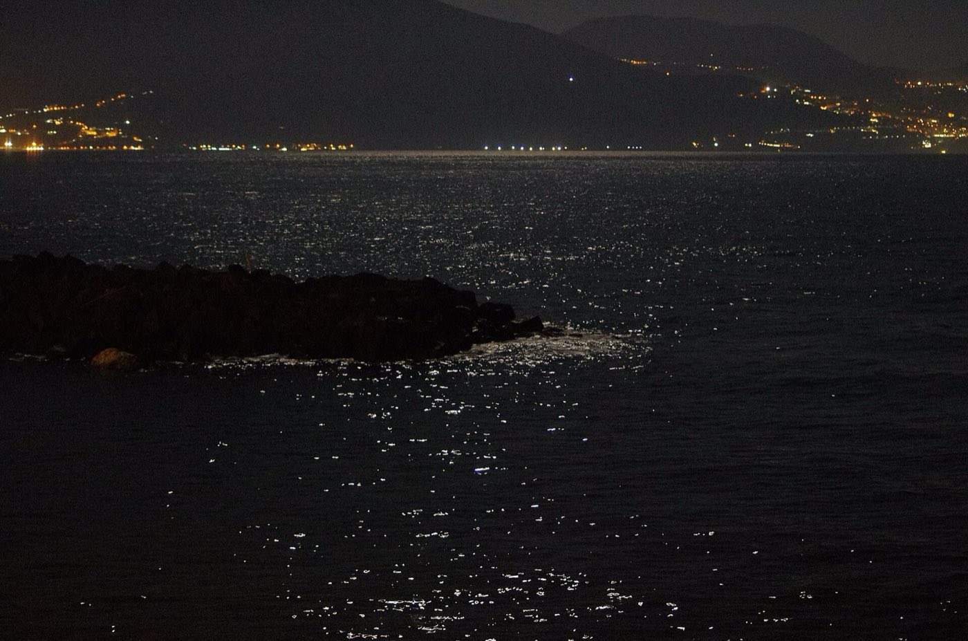 Chiaro di luna sul golfo di Napoli di notte, visto dalla costa