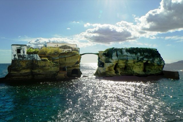 Isola della Gaiola davanti a Posillipo