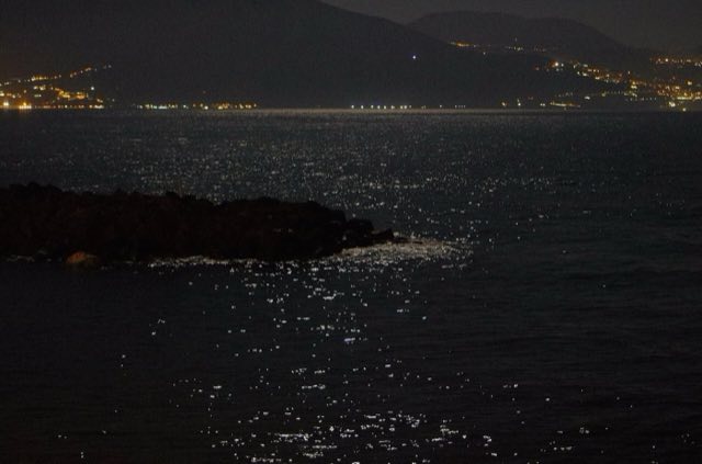 Il golfo di Napoli di notte con il riflesso della luna