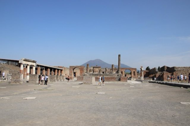 Rovine di Pompei con il Vesuvio sullo sfondo