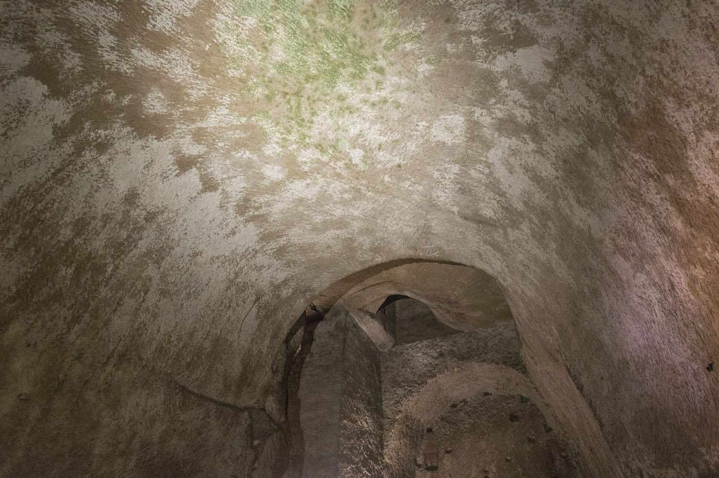 Cunicolo di tufo della Napoli Sotterranea, l'antico acquedotto sotto il centro storico