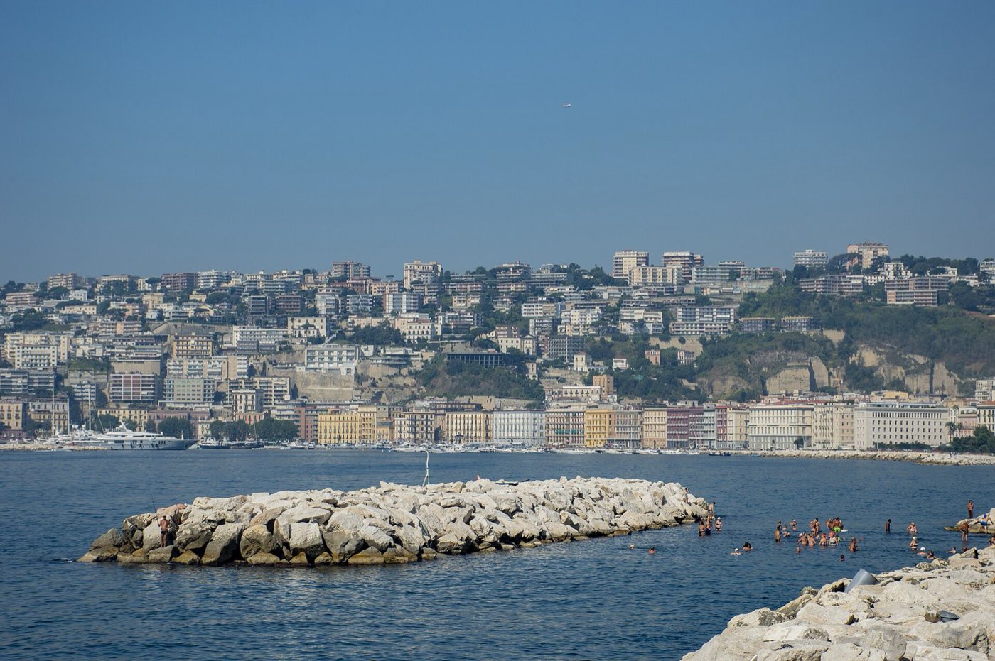 Vista lungo il lungomare Caracciolo a Napoli con il golfo e il Vesuvio sullo sfondo